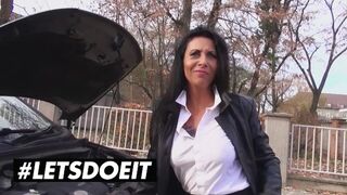 Lady Paris runda bröst darrar med spänningen av utomhus varg bakning
