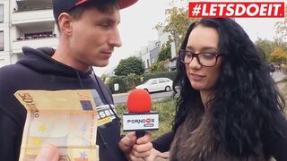 Tyska tonårsflicka med en stor röv att få av bussen i het bil knull