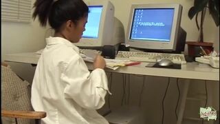 Asiatiska tonårsflickor med stor kuk suger sex