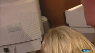 Vete full av spermier - vild sex med en blond tonåring