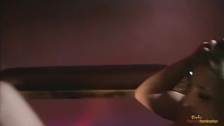 Blonde bitch suger den stora svarta kuk medan jävla anal