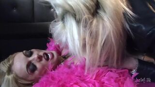Hot blond lesbisk fitta darrar med flickvän tunga och tjock falska dick