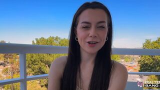 Tunn selena Kärlek hoppar på en tjock dick
