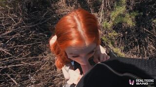 Sexig röd tonåring Madi Collins slår hennes fitta och knullar hennes hårda, stora kuk
