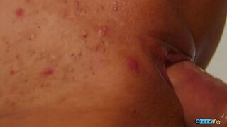 Big-ass röd tonåring hoppar i ett hårt bo, deepthroat efter blowjob