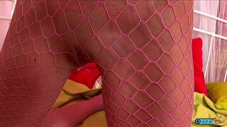 Get blond tonåring flicka suger sin egen fitta i nätstrumpor