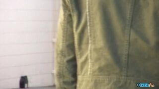 Lite bitch fucking en främling i en offentlig toalett