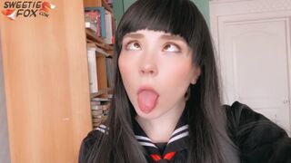 Japansk skolflicka suger sin kuk djupt och rider det vild