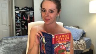 Hysterisk Harry Potter läsning sitter på vibrerande proteser