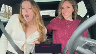 Nadia Foxx och Serenity Cox bil lesbisk knull lata dicks