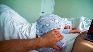 Mostoha syster vaknar och hjälper sin bror att titta på porr - trevligt sex