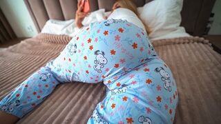 Vid den öppna dörren, tittar på porr, hon förför sin styvfar, hennes lilla bitch dotter