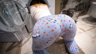 Nurse Mostoha fastnar i tvättmaskinen och blir knullad hårt - full av sprayer
