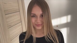 Den blonda tonåringen hoppar på sin pojkväns träd