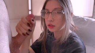 Den lata gamer tonåring suger potten och sätter en plugg i bröstet