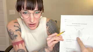 Moder Mostoha hjälper dig med dina läxor för sexutbildning