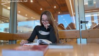 Den blonda förförelsen av biblioteket - vild blowjob mellan hyllor