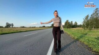 Hot bitch i tight leggings visar hennes tuttar och röv, betalar sex för en åktur
