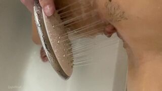 Tonåring flickans darrande orgasm med dusch huvud