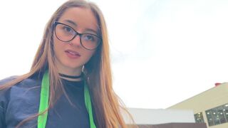 Kaféets dotter suger mina bollar i en bil