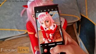 Hon hjälpte henne cosplay rumskamrat ta bilder och knullade hennes lilla fitta