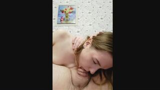 Djupt blowjob till tårar, cum i munnen av en varm tonåring
