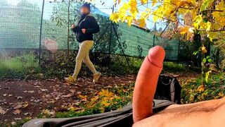 Park cock flash: en skamlös milf kunde inte motstå en hård bröstkorg