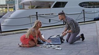 Hot British big-ass sekreterare går vild med en miljon dollar incitament att knulla en ny träffade främling