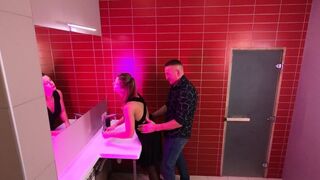Real sex på nattklubb och det är i offentlig wc