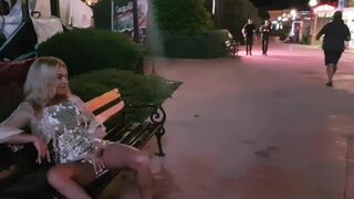 Crazy ryska tjej onanerar och kissar på offentlig gata