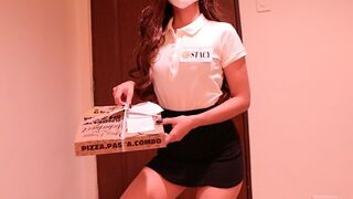 Pinay Pizza Girl är knullad av köparen