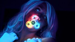Neon shiny tonårsflicka förför din kuk med sin perfekta kropp