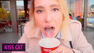 Tonåring blond flicka suger potten i badrummet och dricker kaffe med nöje - wendis och kyss katt