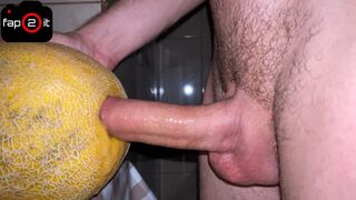 En kille som har en skit som växer på huvudet gnälla med en saftig melon till creampie