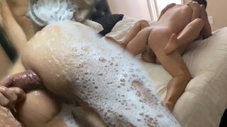 Frukostdusch sitter fast i hett knull med glädje