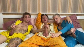 Hot fuck of a slumber party mellan pojkar