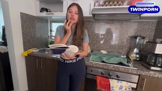 Min glada blonda granne ber henne om en massage video för sin älskare