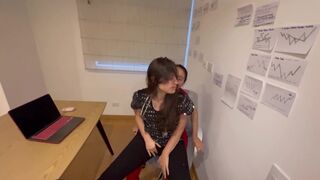 Medelstudenten fuskar på mig, och vi hamnar naken på mitt kontor