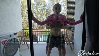 Jag knullade denna bitch på verandan och jag sköt hennes ansikte i ansiktet