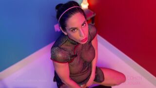 Lana Cohen milf knullar sig själv med en dildo medan du bär en rövplugg
