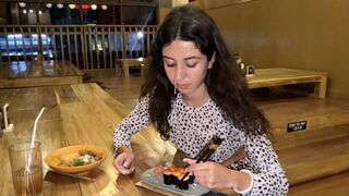 Jag njöt av hans ansikte i en flickas källare, äta med ett sött ansikte på sushi-mattor