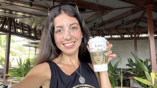 Tonåring blowjob i badrummet av starbucks - spraya kuk på hans ansikte efter kaffe med smal i mitten