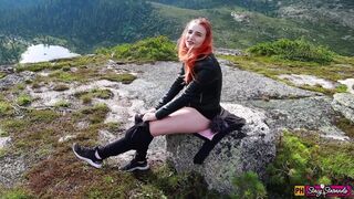 Tonåring röd flicka onanerar i bergen till orgie