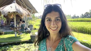 Tonåring flicka med sperma-faced kolara äter på ett offentligt café