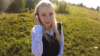 Ganska blond tonåring i munnen och allt som skit på vägen hem från skolan