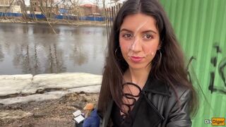 Spermafresh flicka går i parken med varm spett på hennes ansikte