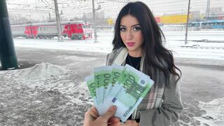 Tågförförförelse: vi bjuder in en tjej att kasta direkt i garderoben