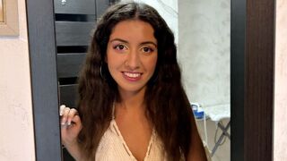 Grannen tonåring bröt in i mitt hus, tog av hennes trosor och erbjöd mig en het fitta