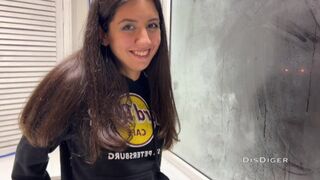 Jag ska knulla skönheten i partiet på Balkan medan hans pojkvän inte misstänker något