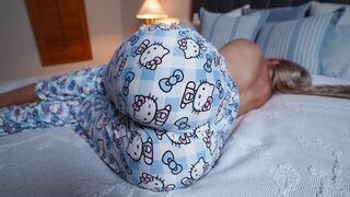 Mostoha mamma vaknar på grund av sin styva svans, hjälper sin son njuta av det snabbt